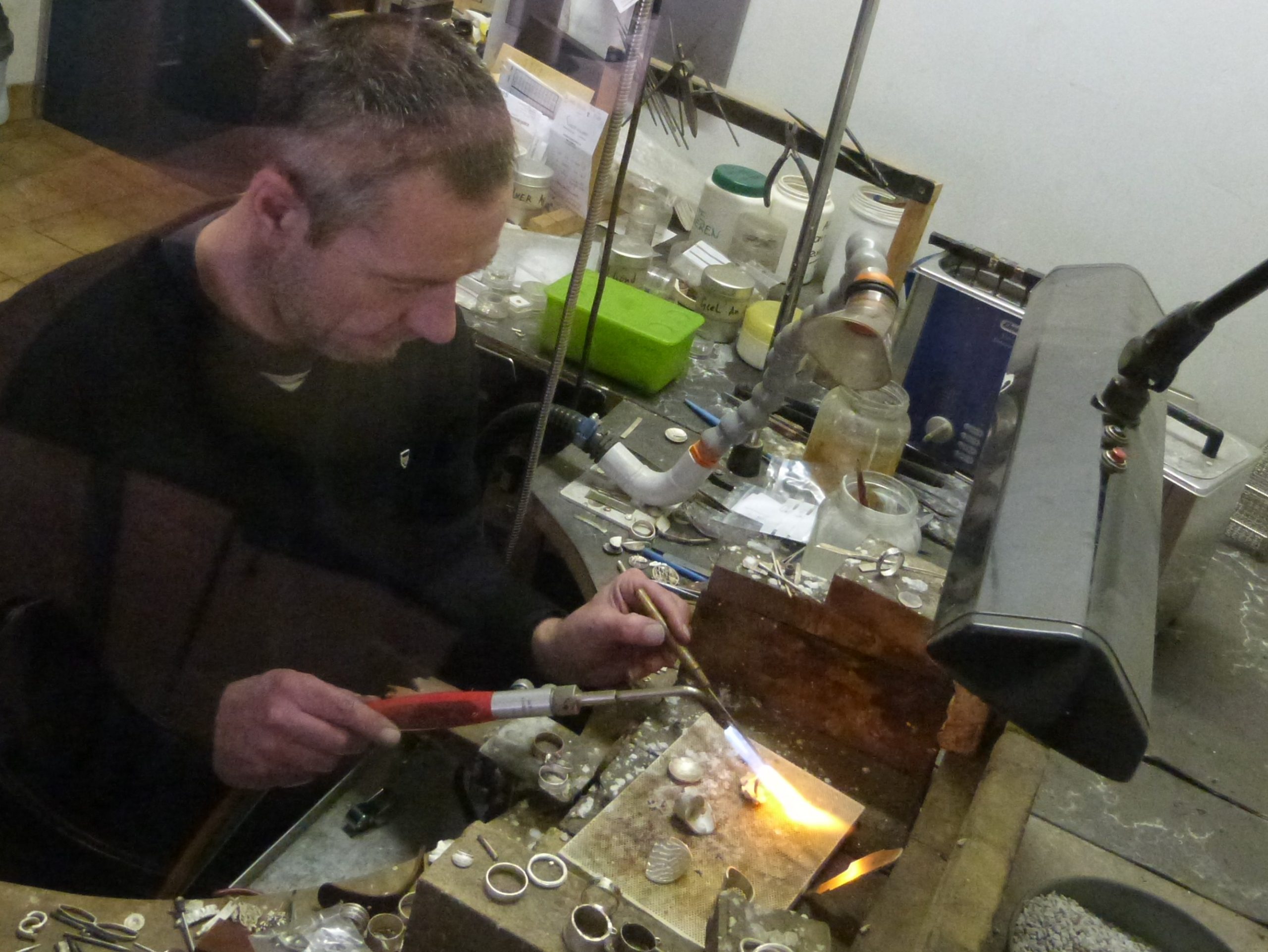 Peter Vercauteren aan de werkbank in ons Juwelenatelier.