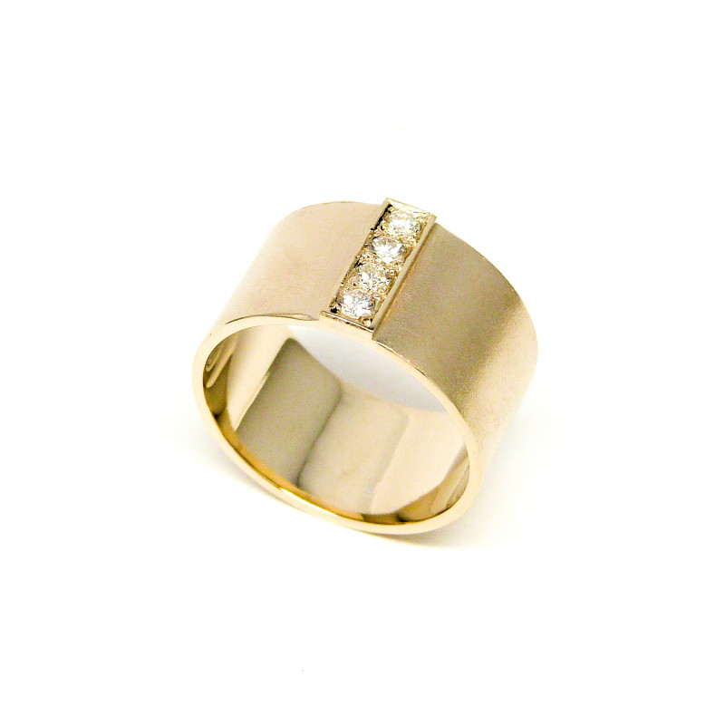 Brede strakke eenvoudige ring in Champagne Wit Goud met bovenop een dwarse Kasteelzetting van oude Diamanten