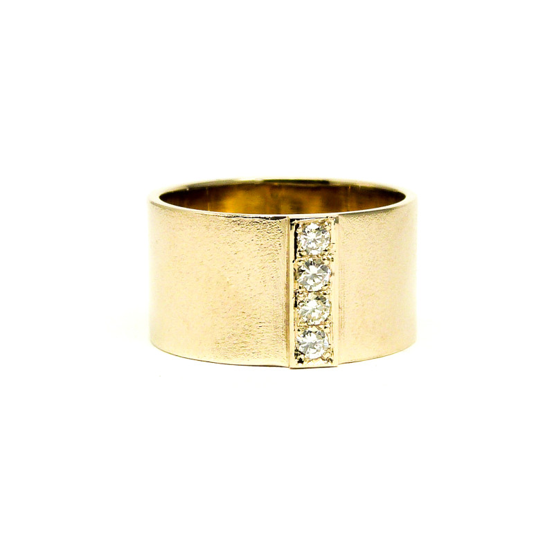 Brede strakke eenvoudige ring in Champagne Wit Goud met bovenop een dwarse Kasteelzetting van oude Diamanten