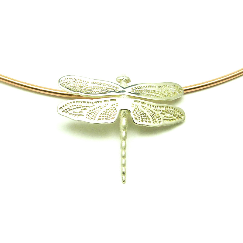 Een zeer natuurgetrouwe weergave van een Libelle als Hanger. Gemaakt ik Palladium Wit Goud