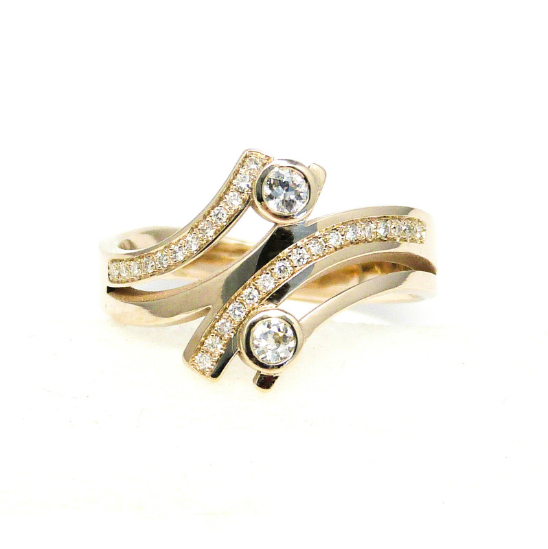 Champagne Gouden Ring met 2 banden die naar voor draaien en 2 naar achteren. 2 van de 4 banden zijn asymmetrisch gezet met hele fijne diamantjes. 2 grotere diamanten staan in kastzetting en houden de banden samen.