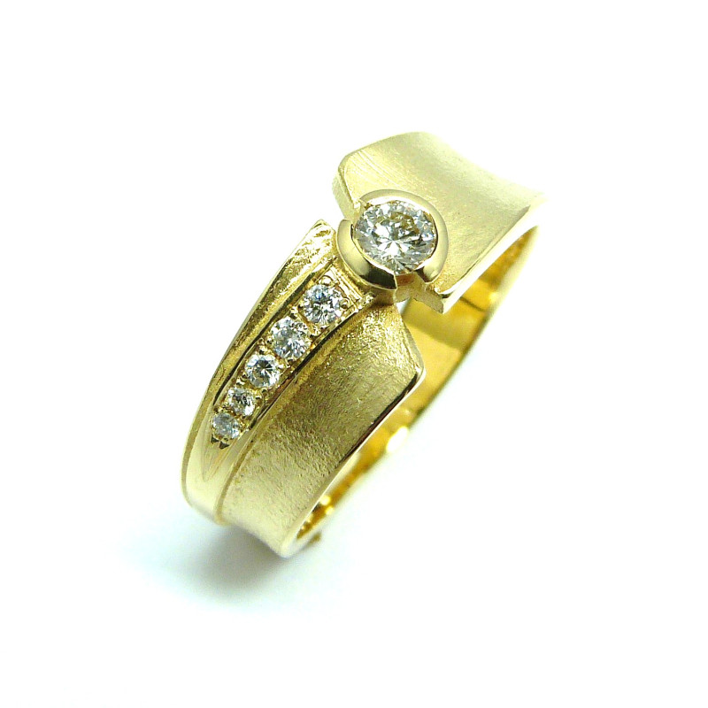 Geel Gouden Licht asymmetrische ring, hij loopt naar boven toe wat breder uit. De filet diamanten houdt bovenaan de 2 ringdelen samen.