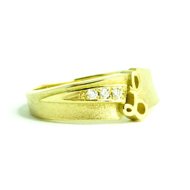 Geelgouden ring, breder wordend naar boven toe met hun beide initialen, met ernaast een kleine filet van Diamanten