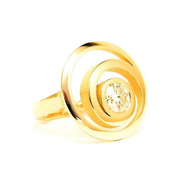 Geel Gouden ring met spiraalvormige beweging houdt in het centrum een grote 1 kt. Diamant vast.