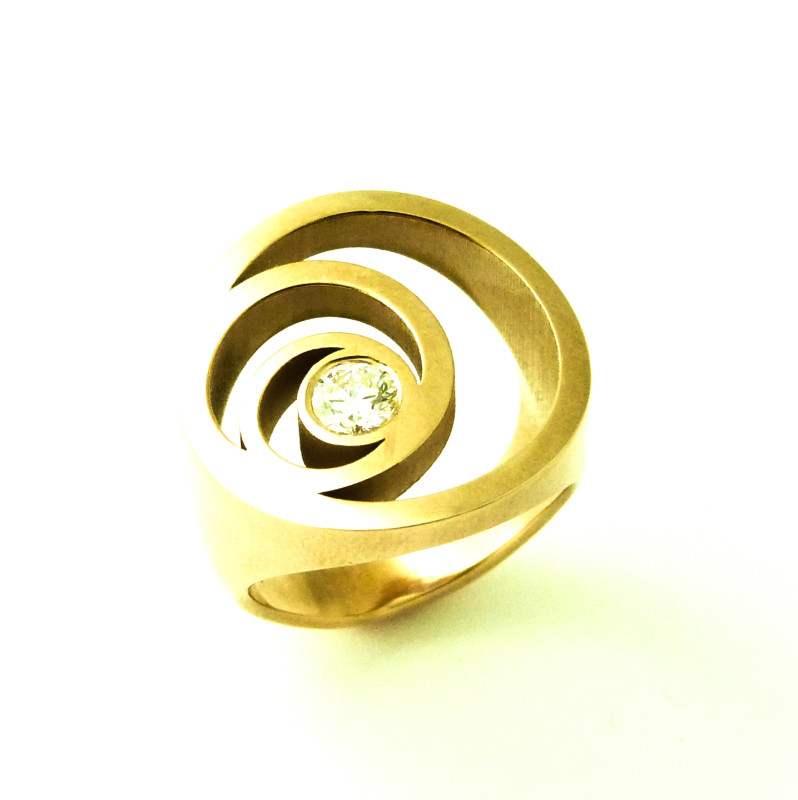 Geel Gouden Ring ontworpen rond de Heilige Geometrie. Dit is een crikel en draaibeweging die je t best kan vergelijken met een slakkenhuisje.