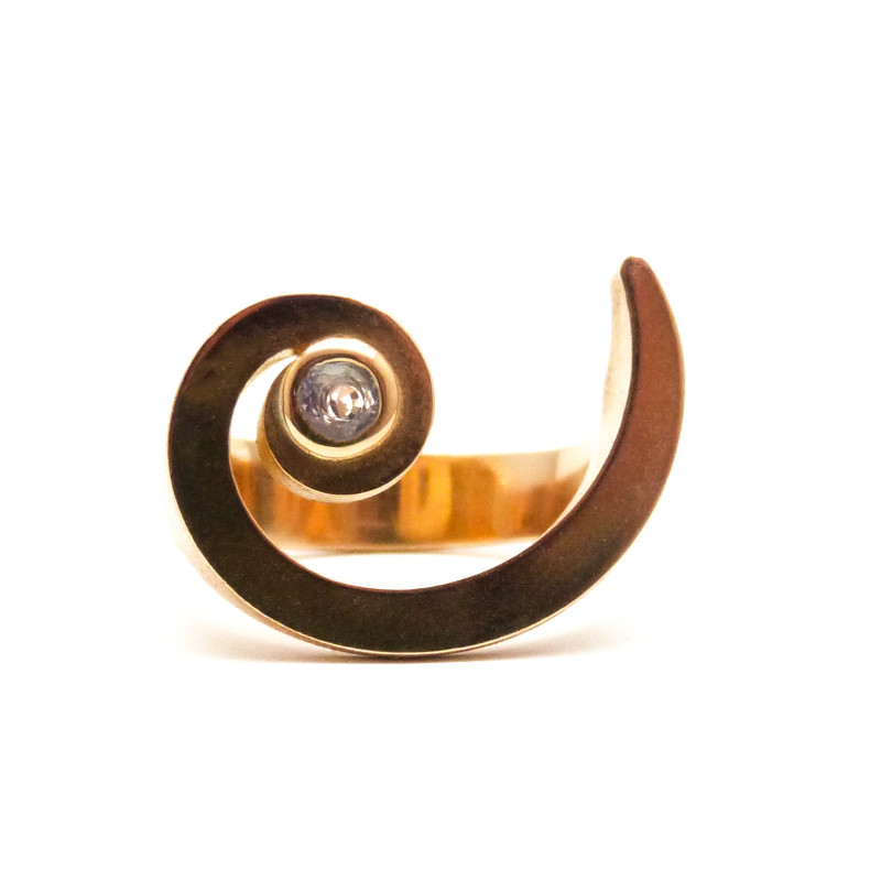 Ring met spiraalvorm als een slakkenhuisje. Dit symbool heet de Gulden Snede. In het centrum een grote edelsteen.