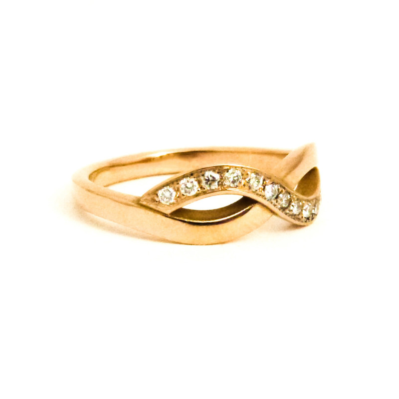 Verlovingsring in Rosé Goud, tegelijk een infinity Ring met 1 van de 2 banden gezet met diamant.