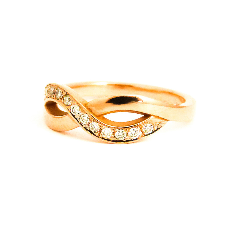Verlovingsring in Rosé Goud, tegelijk een infinity Ring met 1 van de 2 banden gezet met diamant.