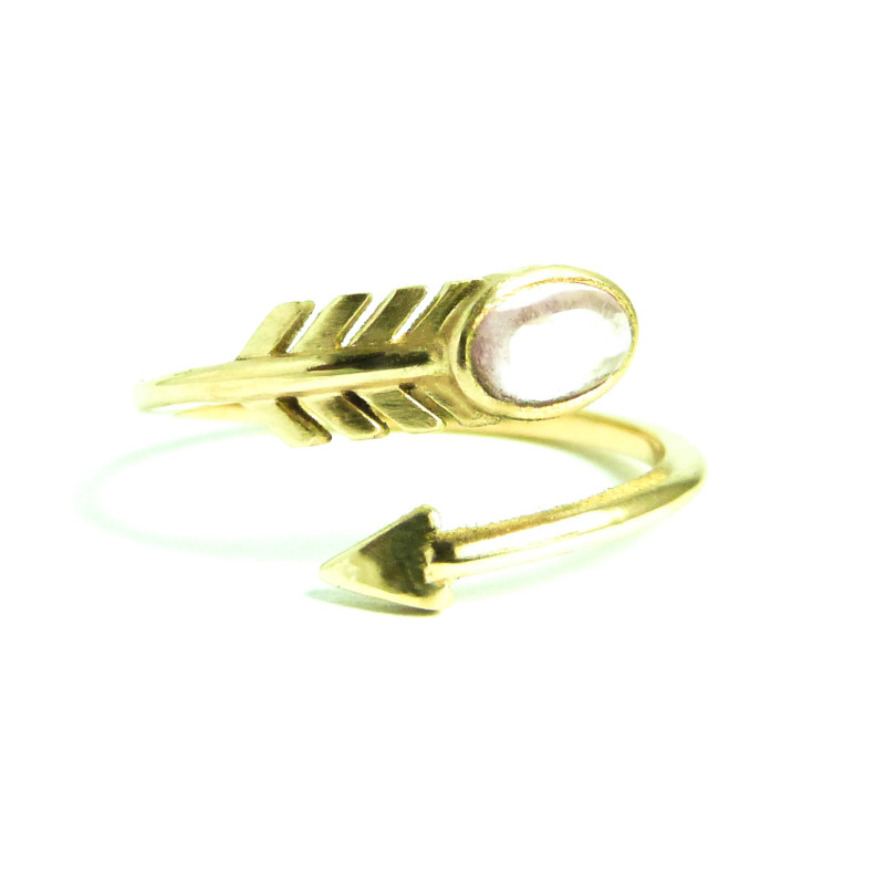 Een heel fijn ringetje in Geel Goud met een pijl die rondom de vinger loopt. Het is bovenaan open waardoor aan het ene uiteinde een pijltje staat en aan de andere kant het uiteinde/pluim van de pijl en een maansteen in kastzetting.