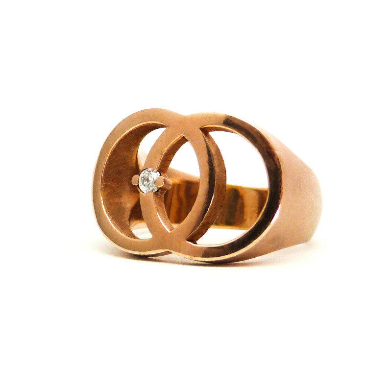 Ring in Rosé Goud met de afbeelding van Vesica Piscis. Het zijn 2 cirkels die met hun rand op elkaars midden liggen. Asymmetrisch is een kleine diamant gezet.