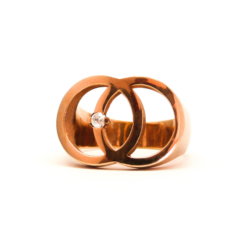 Ring in Rosé Goud met de afbeelding van Vesica Piscis. Het zijn 2 cirkels die met hun rand op elkaars midden liggen. Asymmetrisch is een kleine diamant gezet.