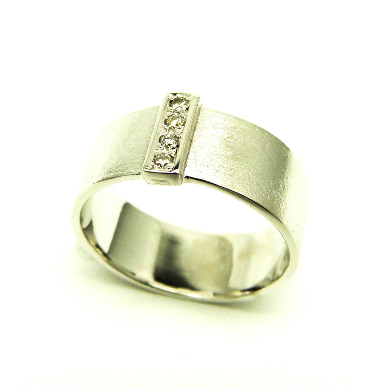 Brede strakke Ring uit oud goud gezet met een dwars staande filet van 4 diamanten uit een oud juweel.