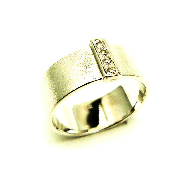 Brede strakke Ring uit oud goud gezet met een dwars staande filet van 4 diamanten uit een oud juweel.