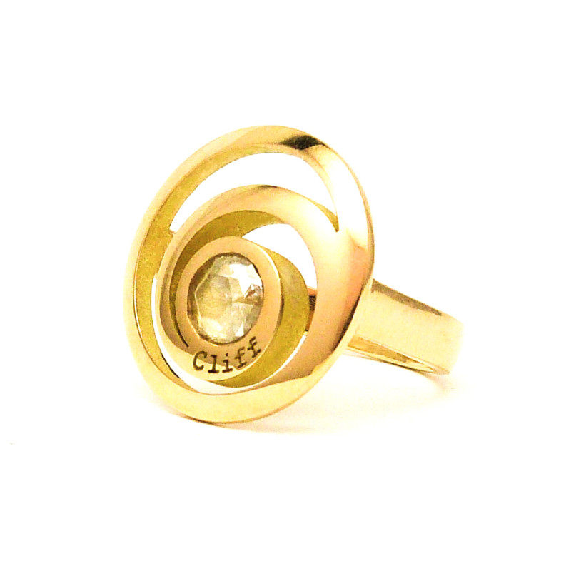 RouwRing in Geel Goud met spiraalvormige beweging. De Urne zit onder de grote Rosecut Diamant.