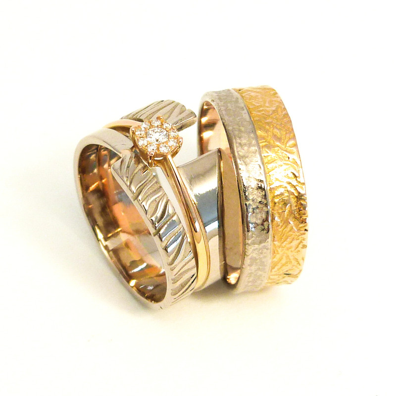 Wij ontwierpen voor haar een trouwring rond haar verlovingsring, voor hem maakten we een eenvoudigere bijpassende ring.
