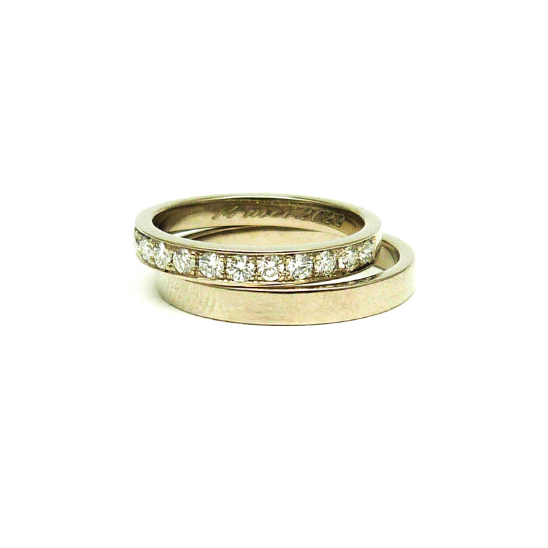 Een smalle klassieke tijdloze trouwring voor haar, gezet met 13 diamanten in kasteelzetting. Zijn ring zoals hij wou, smal, strak zonder meer.